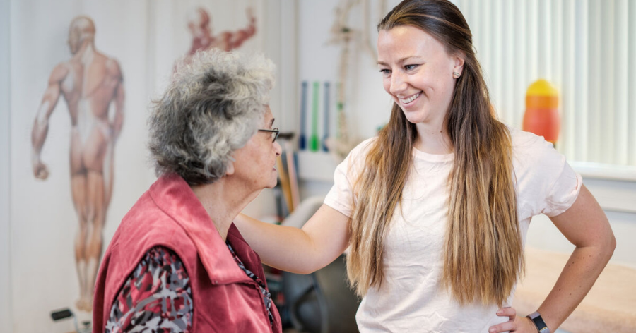 zorgmedewerker lacht naar client