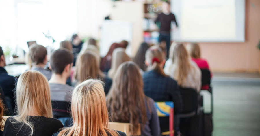 leerlingen in klas luisteren naar leraar