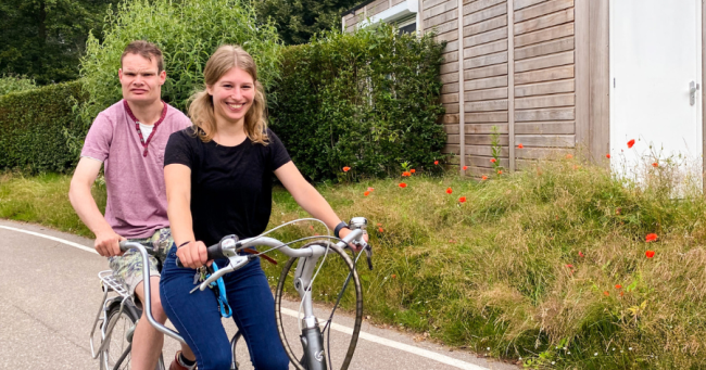 begeleider met client op fiets