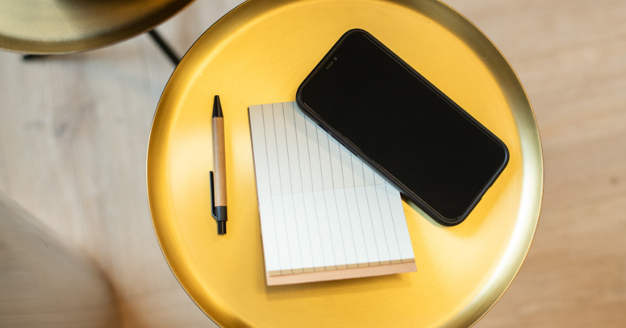 notitieblok en telefoon