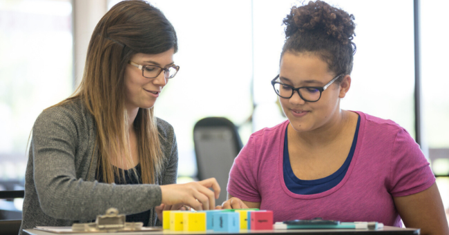 begeleider legt iets uit