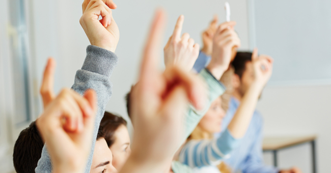 studenten die vinger opsteken in klas