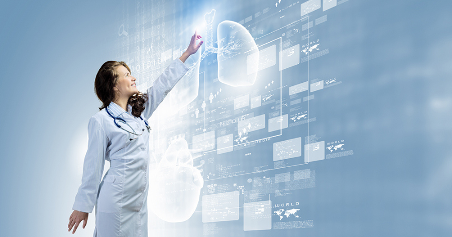 Mevrouw wijst aan op digitaal scherm