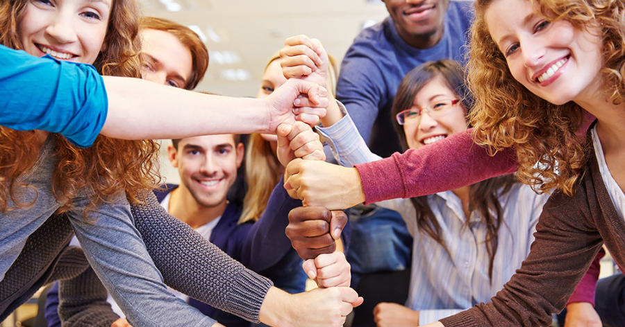 vrolijke mensen vuist op vuist