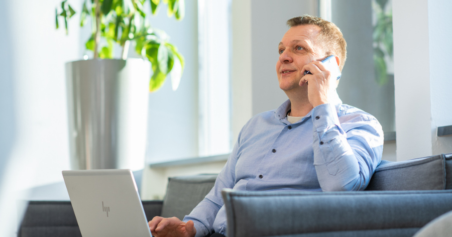 medewerker met laptop en telefoon